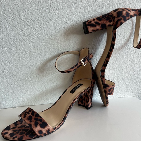 NINE WEST• PRUCE ANKLE STRAP BLOCK HEEL SANDAL•TAN LEOPARD•SIZE: 9 1/2 MEDIUM - Picture 4 of 12